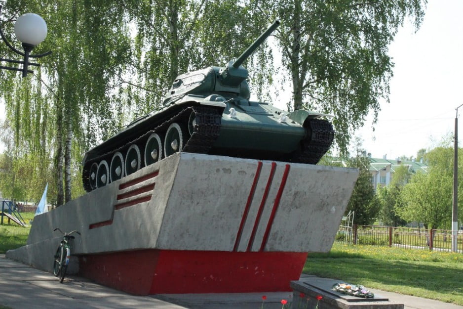 Ten czołg z II Wojny Światowej stoi na ulicy, prowadzącej do siedziby Łukaszenki