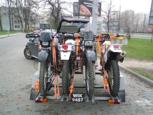 Przy dobrym mocowaniu nawet na na takiej małej przyczepie można przewieźć cztery lekkie motocykle 9 żelaznych zasad transportu motocykla