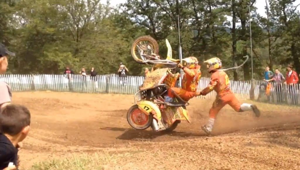 Kadr z filmu z zawodów motocross z wózkiem bocznym
