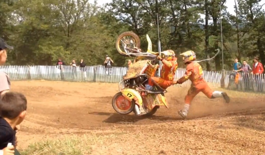 Kadr z filmu z zawodów motocross z wózkiem bocznym