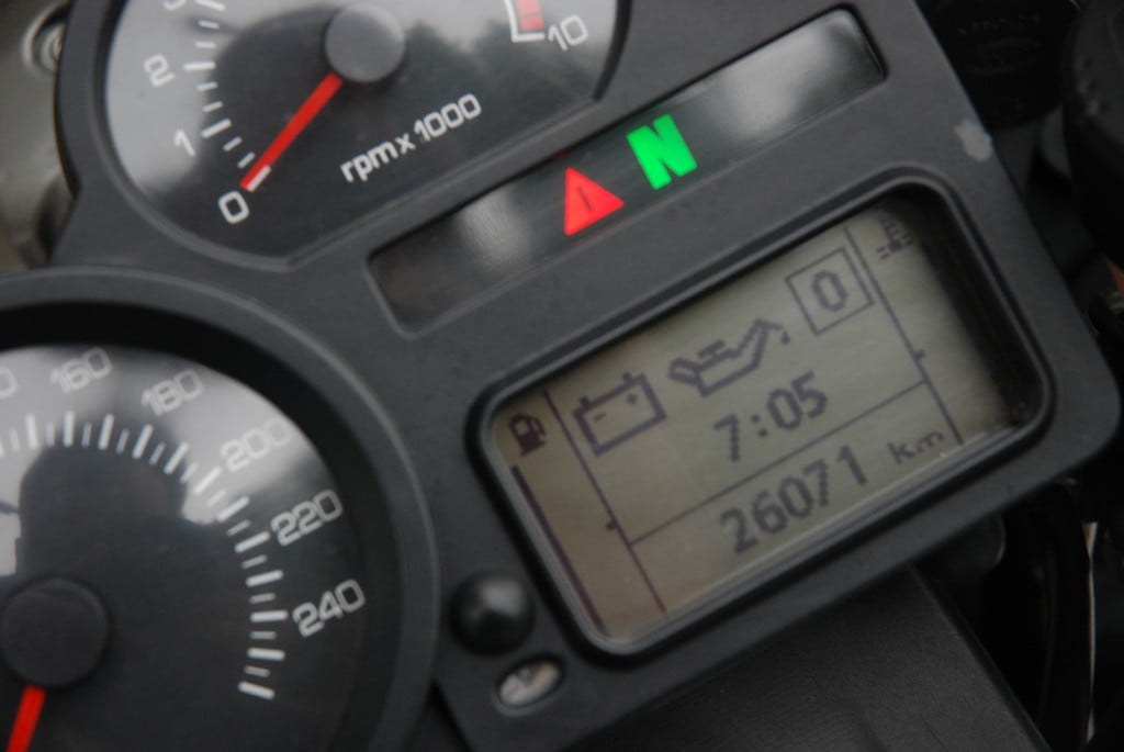 Okrojony komputer BMW R1200ST informuje o ewentualnych nieprawidłowościach pracy układów
