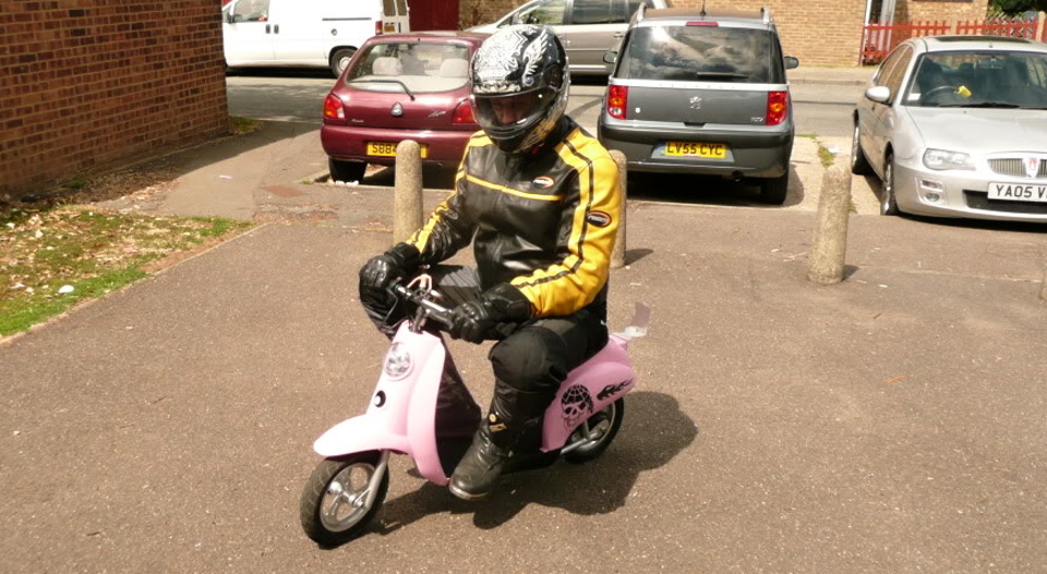 Pełna odzież motocyklowa ma być obowiązkowa również dla prowadzących skutery