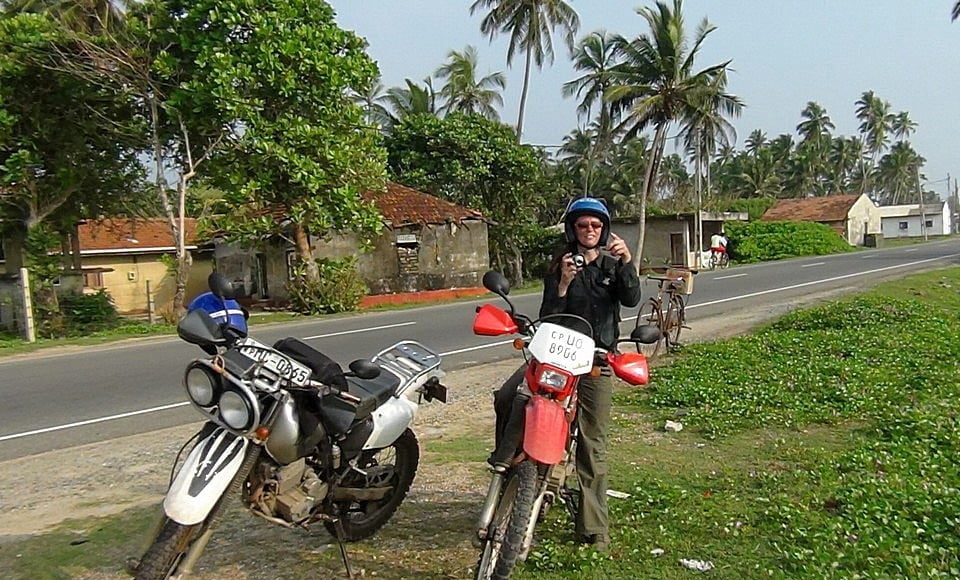 Naszemotocykle,BajajiHondaXR.PostójwdrodzezGalledoColombo