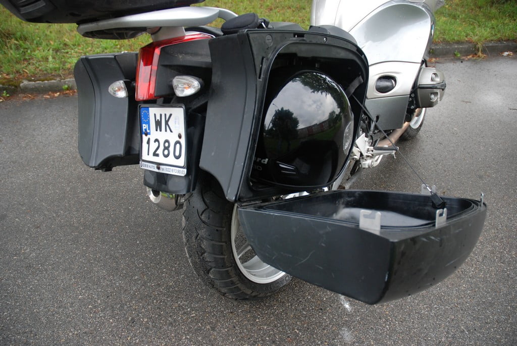 W bocznym kufrze BMW R1200ST zmieści się szczękowiec