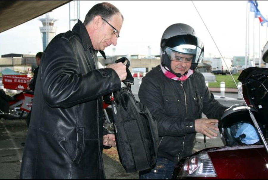 Zmoto taxikorzystaliczęstobiznesmenispieszącysięnaspotkania