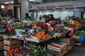 Kupuj lokalnie. Na zdjęciu &ndash; bazar w czarnog&oacute;rskiej Budwie