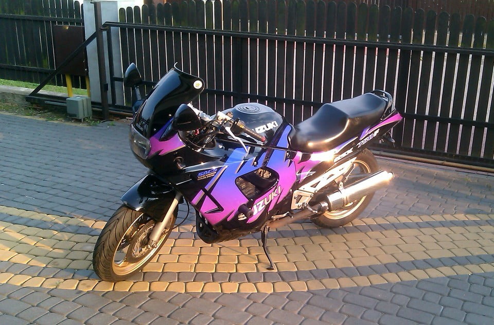 Pełna owiewka Suzuki GSX-750F dobrze chroni przed wiatrem