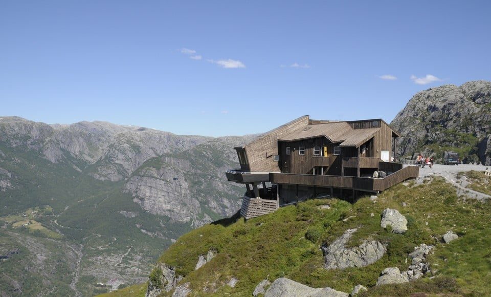 Na szczycie drogi znajduje się taras widokowy i restauracja