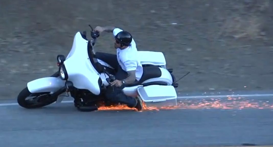 Wypadki motocyklowe – baggerem na kolano