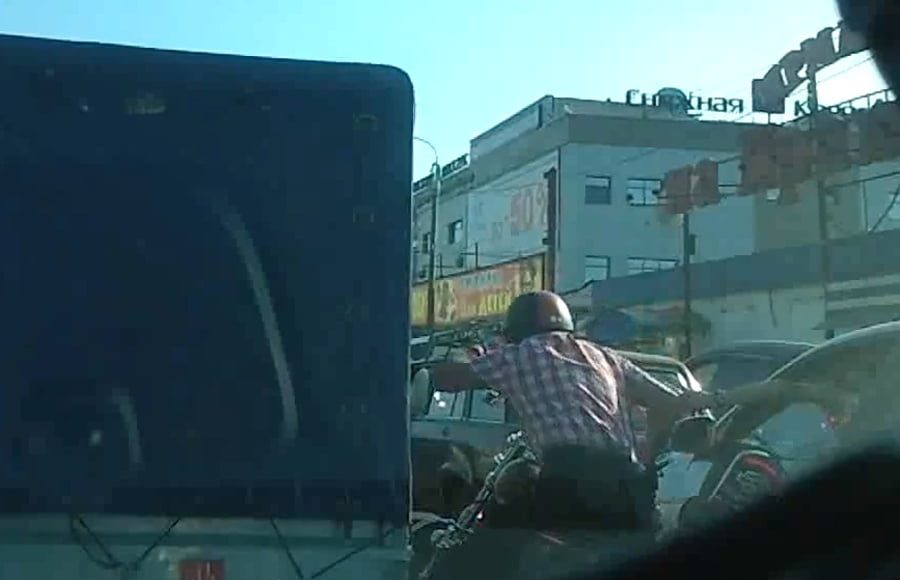 Nieporadny biker w korku