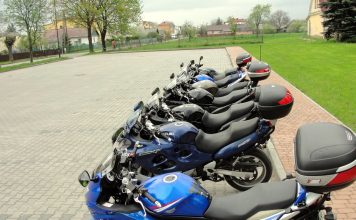 Parking pod kościołem w Gołębiu