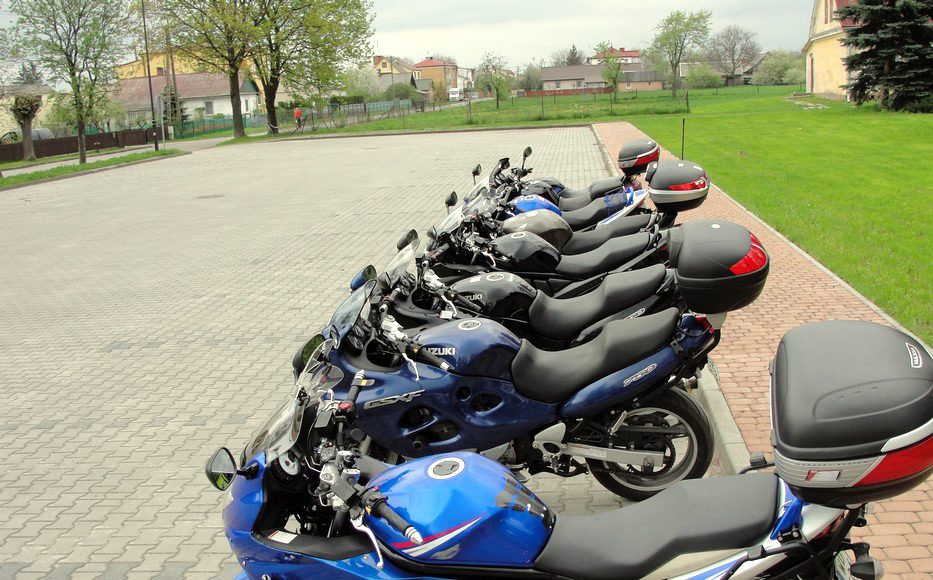 Parking pod kościołem w Gołębiu