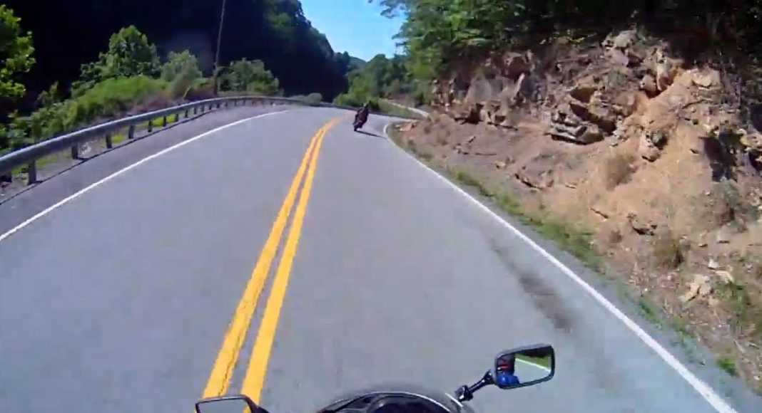 Motocyklista zjeżdża na pobocze