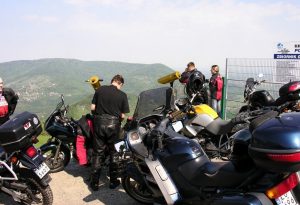 Beskid Żywiecki. Kiepską nawierzchnią wśr&oacute;d skarb&oacute;w natury