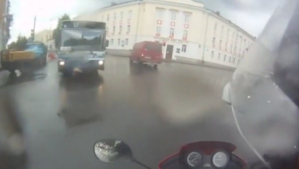 Wypadki motocyklowe – głupia kraksa w deszczu