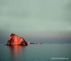 Złota skała o zachodzie słońca