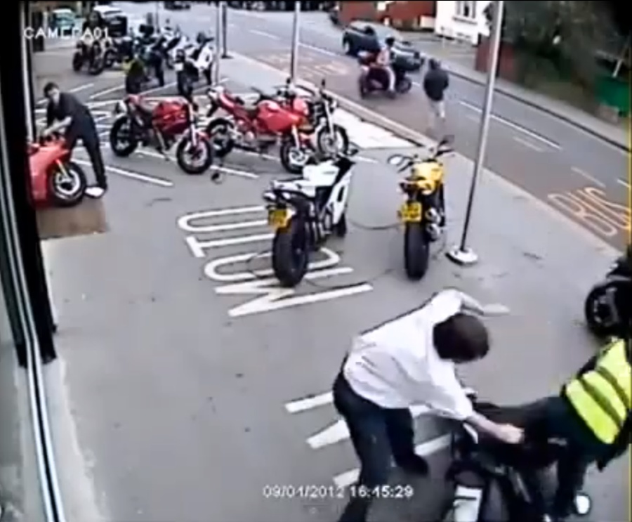 Napad na salon Ducati