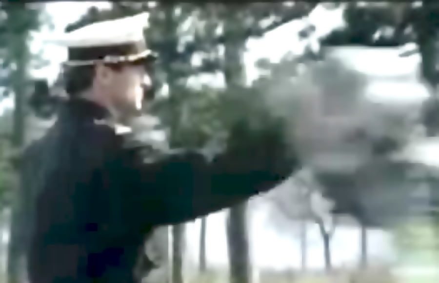 Policjant przybija piątkę