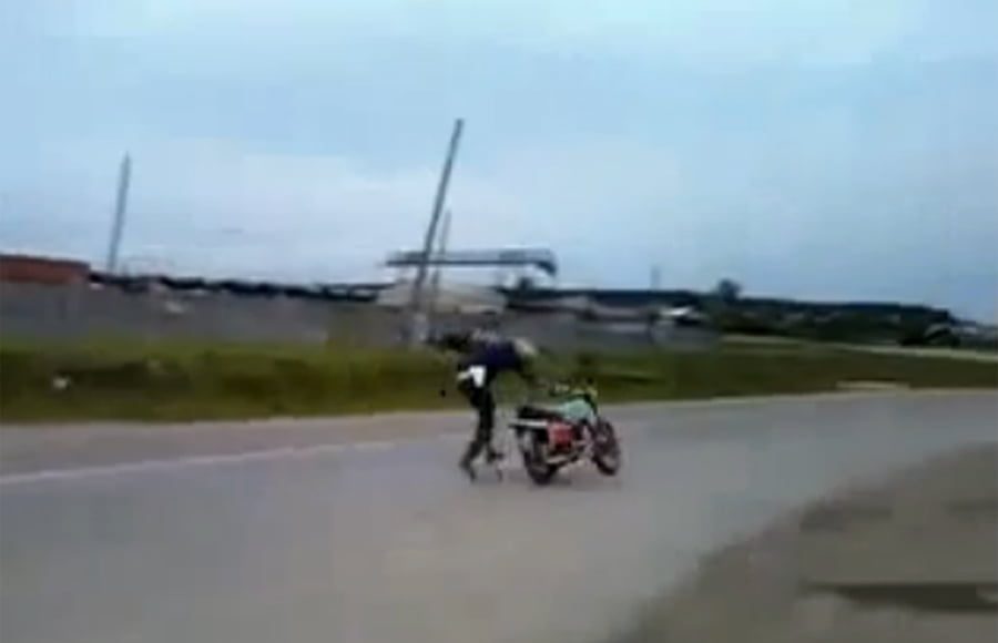Rosyjska milicja odpala motockl