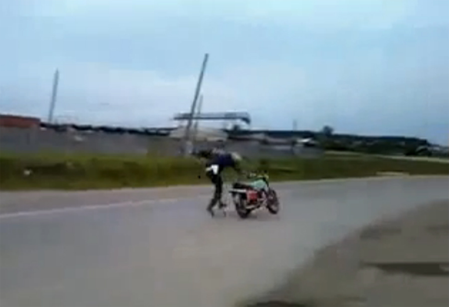 Rosyjska milicja odpala motockl