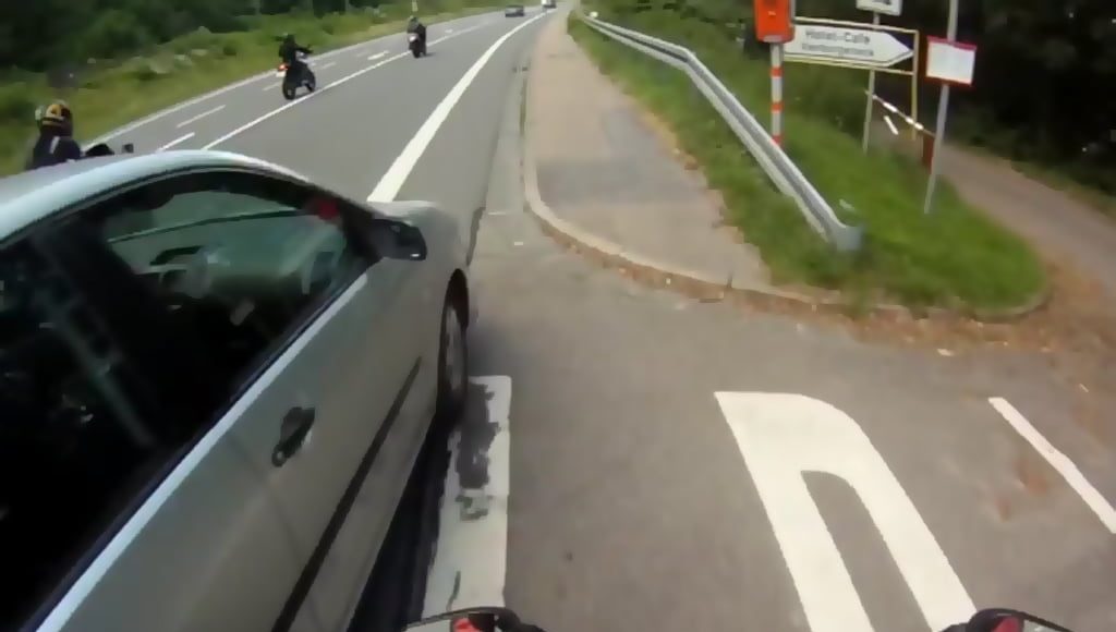 Siedzenie na zderzaku stwarza ogromne niebezpieczeństwo