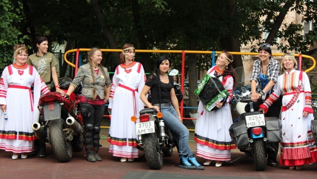 Uczestniczki rajdu witano w strojach luidowych