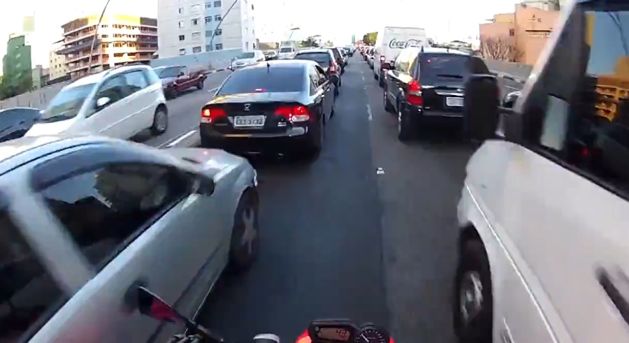 Wariat na motocyklu w Sao Paolo