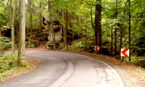 Droga zyskała swą nazwę ze względu na niezliczone zakręty