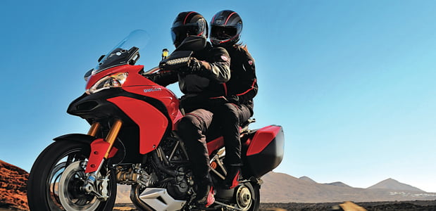 Pasażer (plecak) na motocyklu, czyli jazda na motorze w dwie osoby. Jak jeździć jako pasażer i poradnik dla kierowcy
