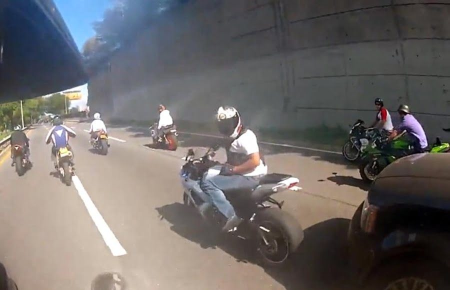 Terenówka taranuje motocykle