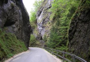 W najwęższym miejscu nie wymyminą się dwa samochody