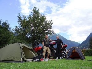 Goniąc alpejskie wiraże. Wyprawa głosem motocykla [PODR&Oacute;ŻE]