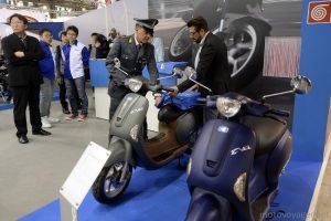 Fałszywe Vespy. Włoska policja konfiskuje podrabiane chińskie skutery [EICMA]