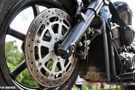 Jedna tarcza hamulcowa w takim motocyklu to zdecydowanie za mało Suzuki Intruder (57)