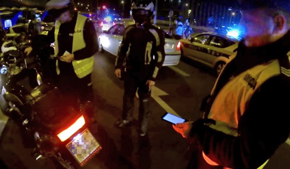 Policja mierzy głośność smartfonem