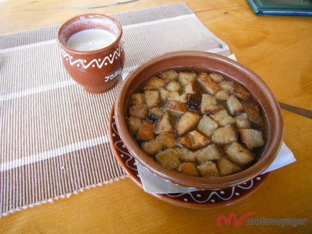 gdzie jeść w podr&oacute;ży