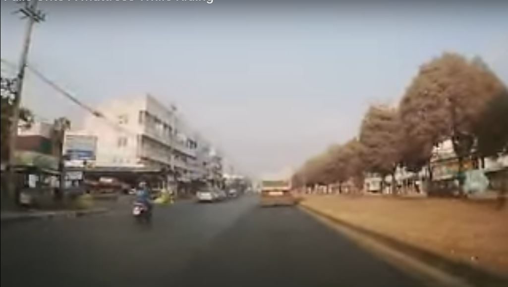 motocyklista upada na materac