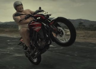 zawodnik sumo reklamuje motocykl bajaj pulsar