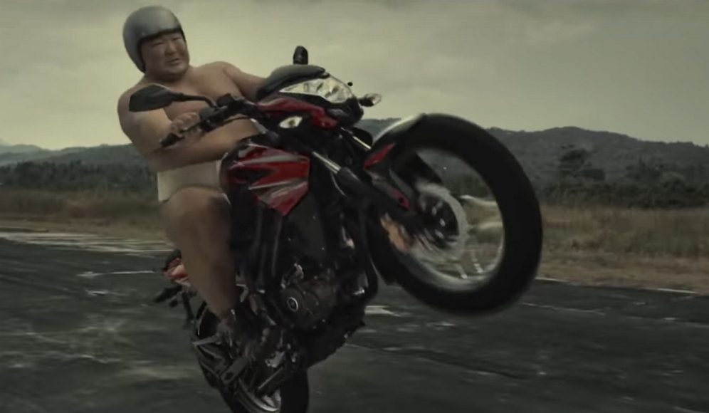 zawodnik sumo reklamuje motocykl bajaj pulsar