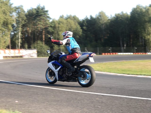 Czy warto doskonalić swoją jazdę na torze?