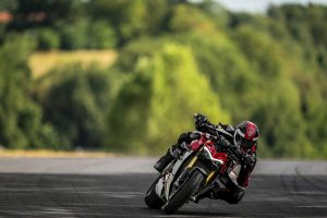 MY DUCATI STREETFIGHTER V S AMBIENCE  UC Mid