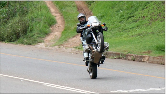 Gumowanie Motocyklem: Jaka Kara Za Jazdę Na Jednym Kole? Czy Jazda Na Gumie Jest Legalna? | Motovoyager