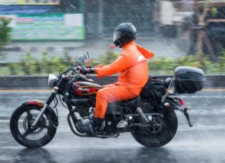 jazda motocyklem w deszczu