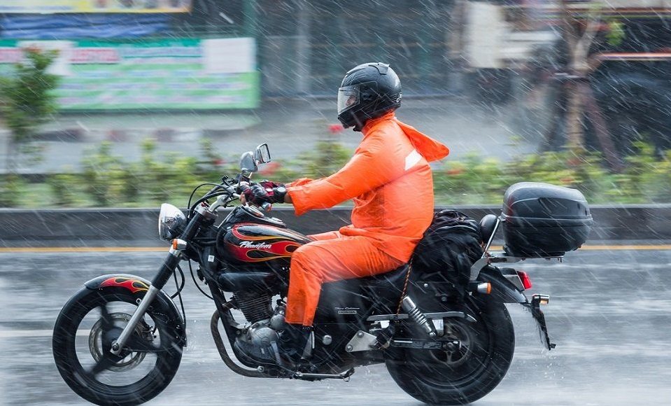 jazda motocyklem w deszczu
