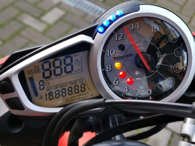 Test Triumpha Street Triple R 675 2009-2012: dzik dla lubiących ostrą jazdę [DANE TECHNICZNE, OPINIE]