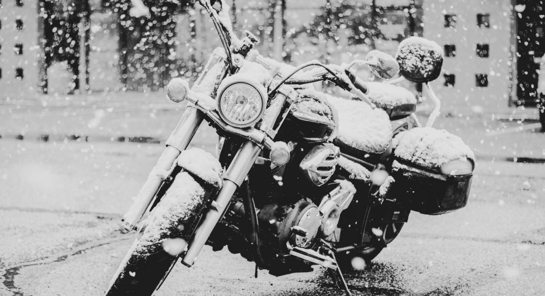 motocykl w sniegu
