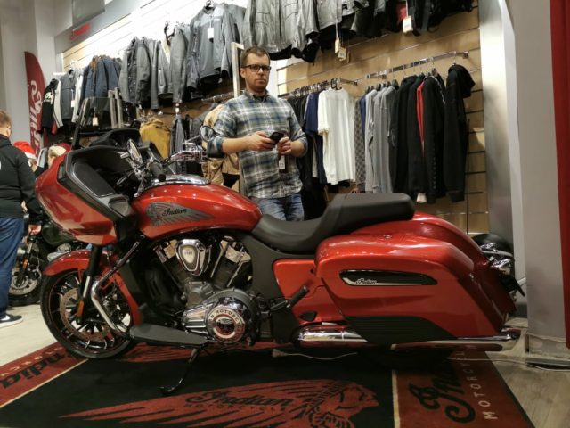 Huczna prezentacja nowych modeli Indian 2020: Challenger, FTR Rally, Bobber Twenty, Roadmaster Dark Horse [VIDEO]