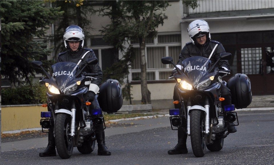 policja motocykle yamaha fazer fzs kufry światła kombinezon kask policjanci na motocyklach