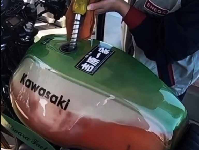 przezroczysty bak w motocyklu