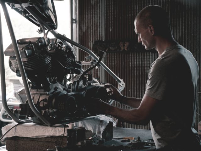 Jak przygotować zabytkowy motocykl [oldtimer] do zimowania, czyli rady prosto z lat 60.